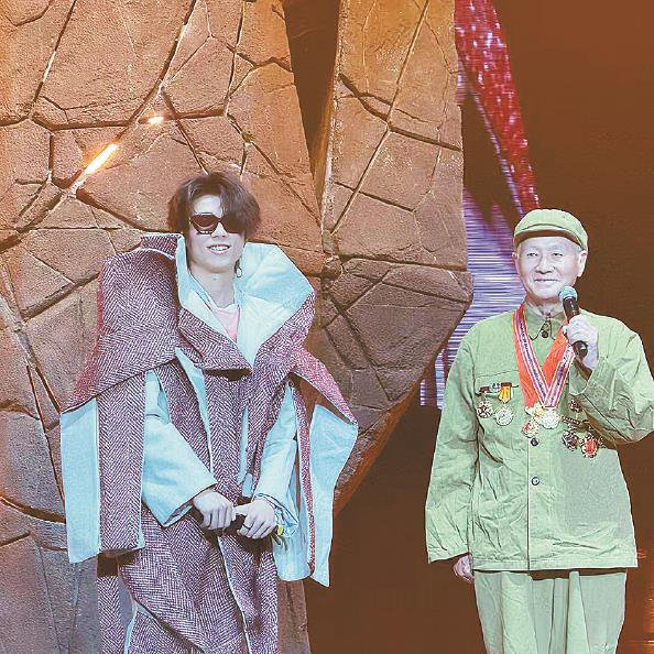 杨中光在孙权上海演唱会上，与观众互动 本版图片均由受访者供图