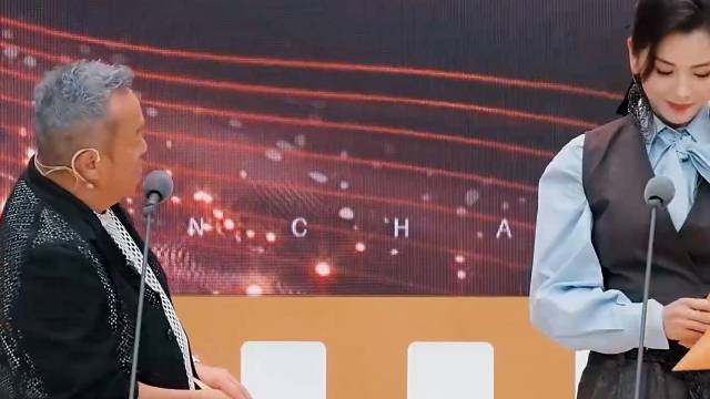 曾志伟上台，宣布压轴大奖的人选，于小彤位列其中