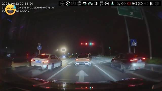 小米SU7车主红绿灯漂移展示操控性能