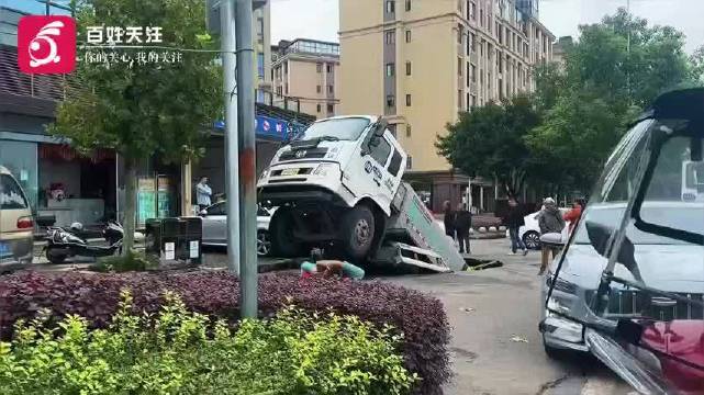 重庆突发路面塌陷