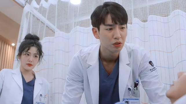 给病人做心肺复苏把自己电晕了这事儿就离谱！