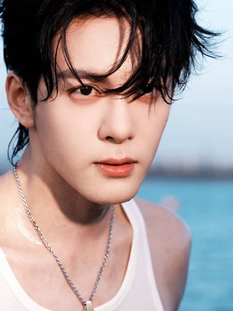 曾舜晞薄肌身材吸睛，新剧海边大片少年感十足