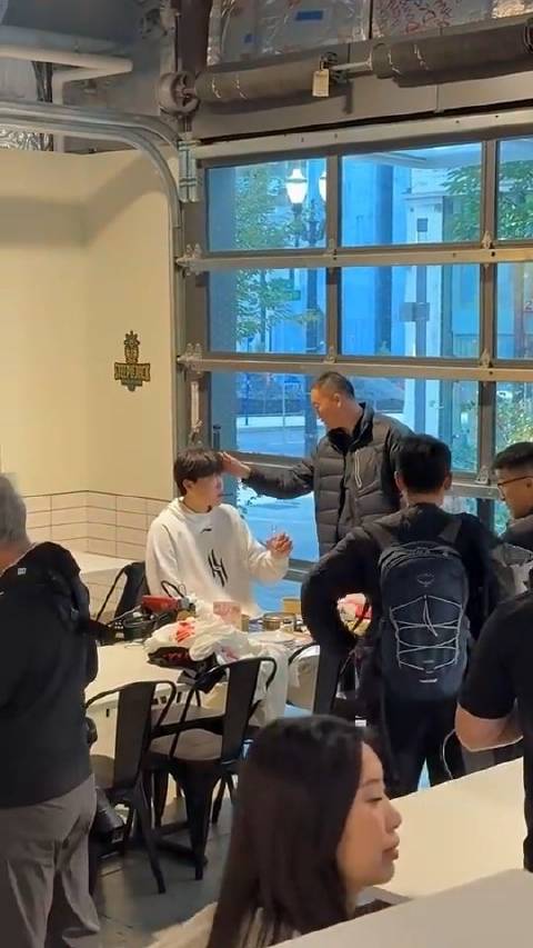 师徒重聚！刘维伟和杨瀚森见面上演摸头杀，明日现场观战小杨首秀