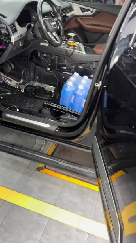 奥迪Q7拆成这样就是为了找一只两年前躲进车里的大螃蟹