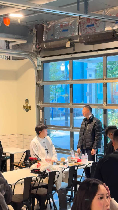 小杨和刘导波特兰相聚了...这是在吐槽小杨的发型吗？