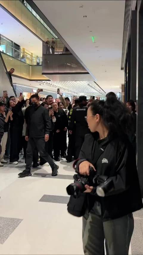 袁泉现身引围观，众人举手机拍摄气质优雅