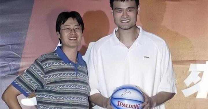 60岁宋涛近况：男篮第一份NBA合同，如今成董事长，家庭幸福美满