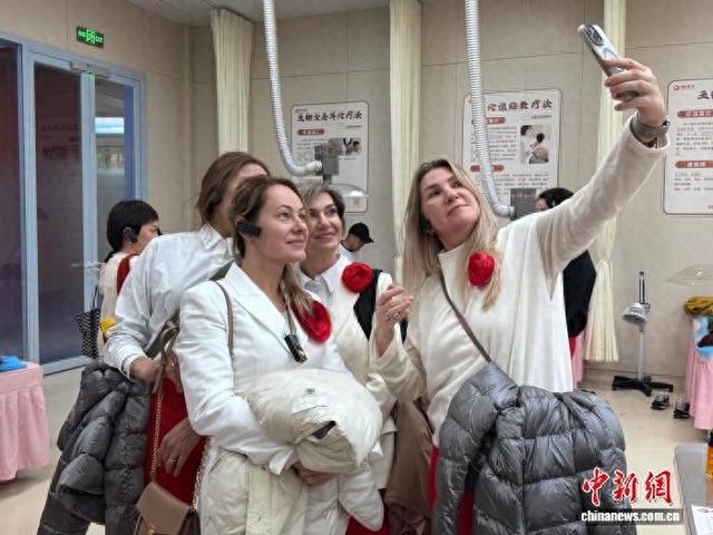 10月21日,哈萨克斯坦女企业家在西安国际医学中心医院合影留念。杨英琦 摄