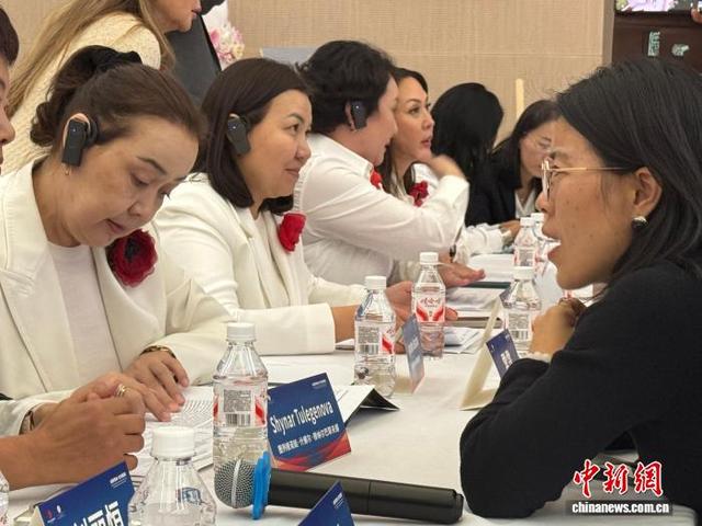 10月21日,哈萨克斯坦女企业家与陕西企业家交流对接。杨英琦 摄