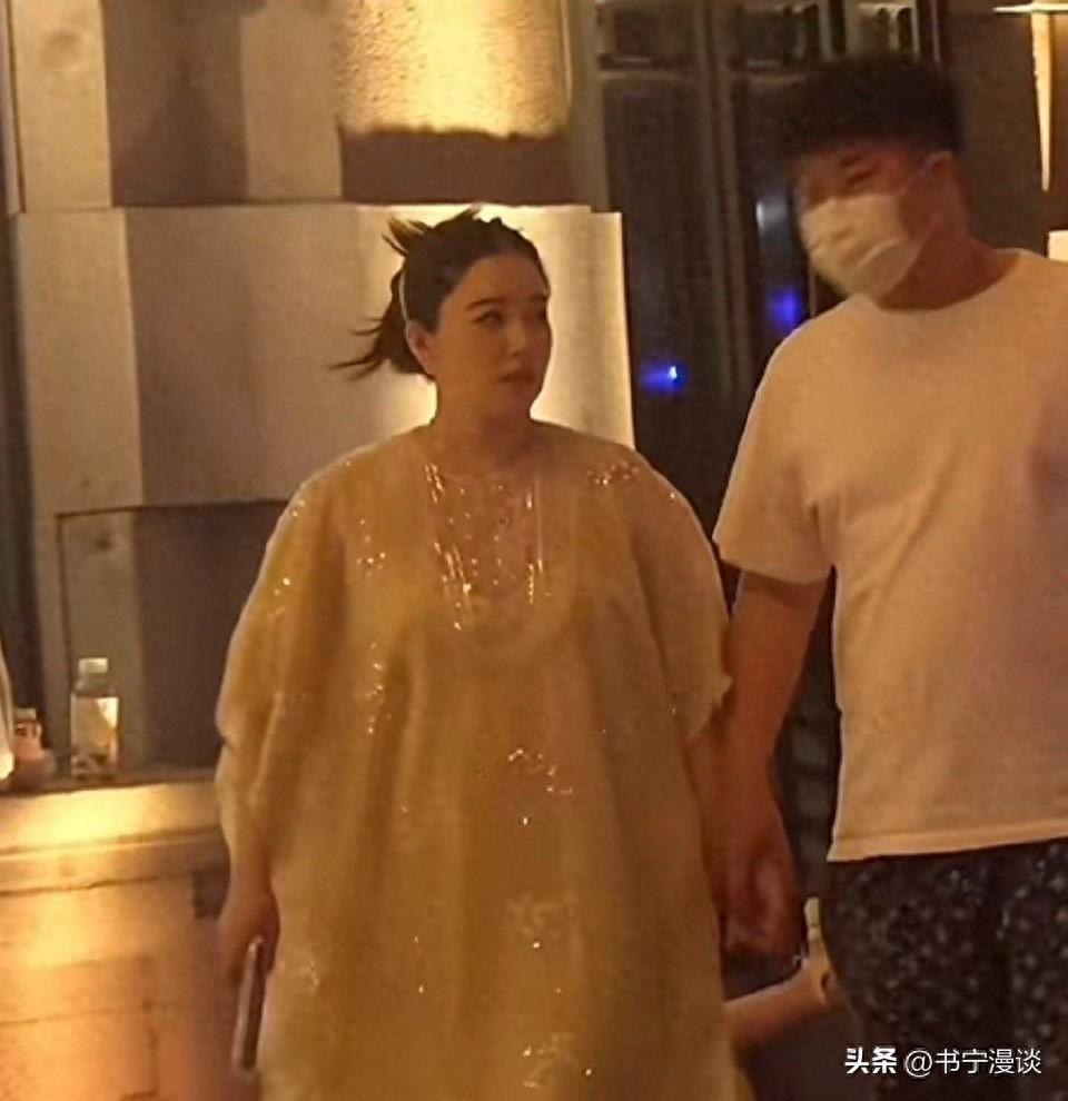 阚清子挺大肚晒上海豪宅，三层别墅装修很高级，养5只猫生活惬意