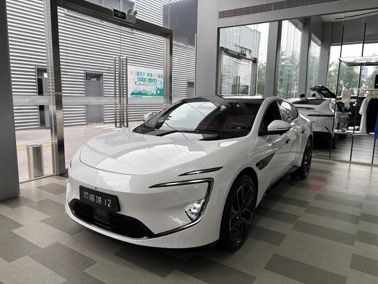 新能源乘用车又降价了！六年来均价首次跌破16万元，纯电动车降得最狠