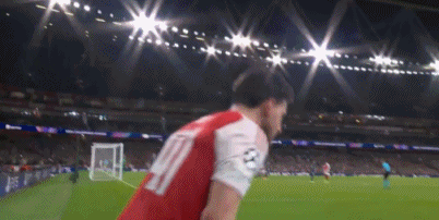 第70分钟,阿森纳利用角球战术,布里埃尔头球回点门前,约克雷斯梅开二度。