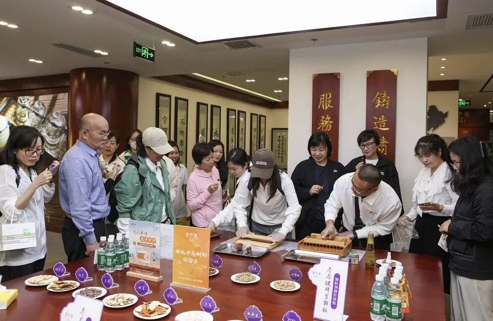 昆明中药厂中医药体验活动现场
