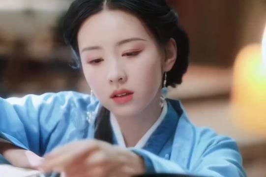 “油尽灯枯”具象化了 明明是全妆，没刻意营造虚弱，却感受到了