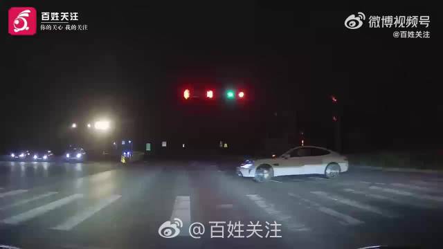 陕西一无牌小米SU7驾驶员路口三秀漂移 西安交警：已关注此事