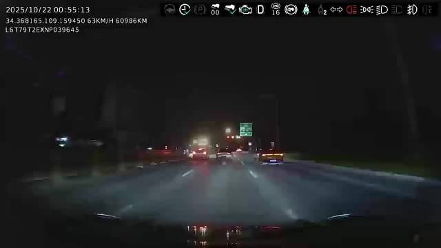 男子驾驶无牌小米SU7漂移闯红灯被拘10天罚款700元