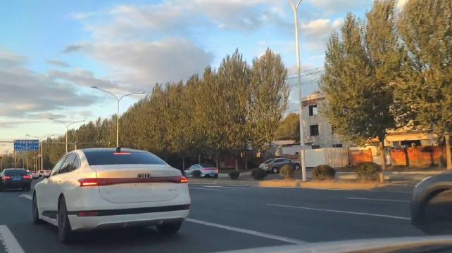 长春街头惊现全新奥迪A6实车，车友冒险拍摄引警示