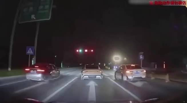 又是一个鬼火少年，建议吊销驾照，终生禁驾