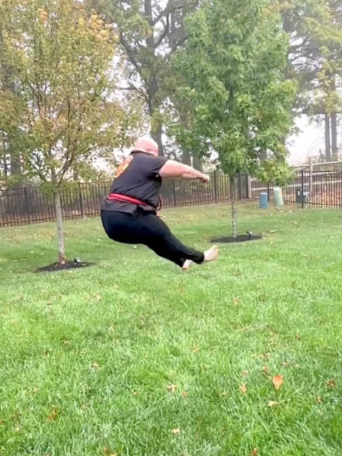 功夫熊猫“真人版”，老哥有模有样忙活半天，武力值1%，可爱值100%