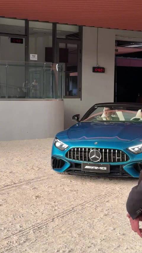 周翊然开车载着刘冲在马术场漂移