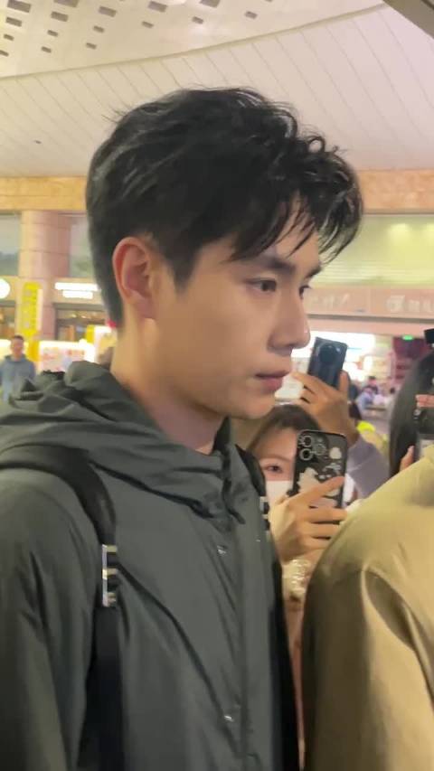 胡一天人群中耀眼的一个！