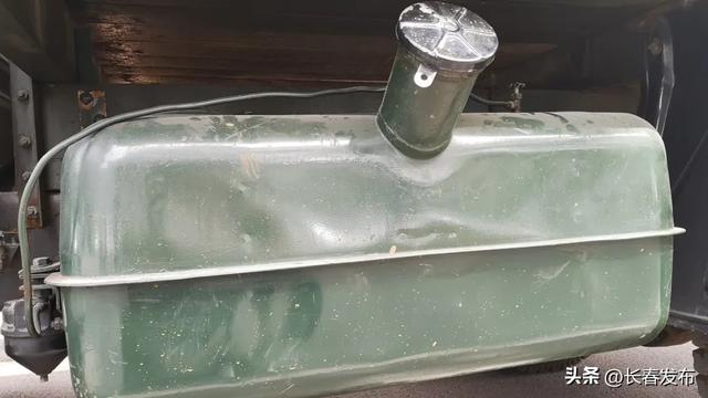 ▲ 车灯、油箱特写