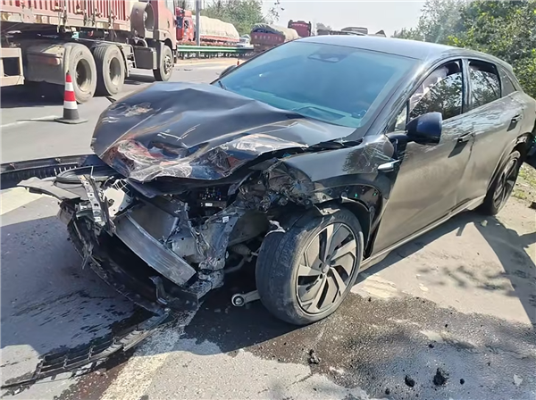 比亚迪海狮07EV撞翻大货车！自动降车窗，救了车主一命