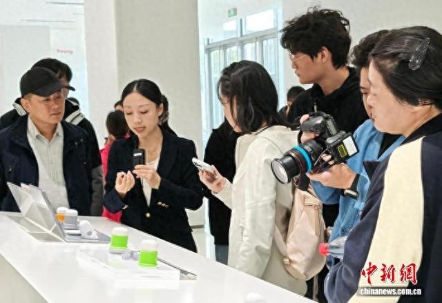 鱼跃医疗的工作人员(左二)向采访团成员介绍新产品。孙权 摄