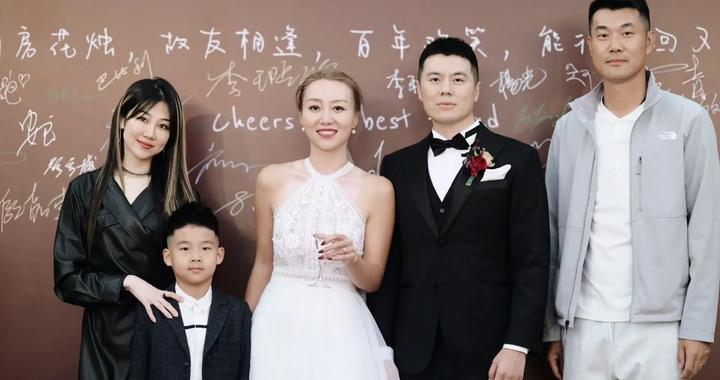 42岁王仕鹏近况：进大学当教授，当解说大获成功，超模妻子颜值高