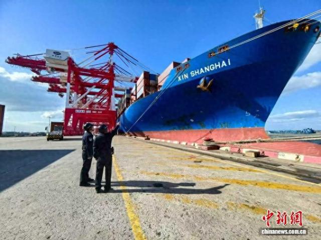 “新上海”轮靠泊上海外高桥口岸。(外高桥边检站供图)