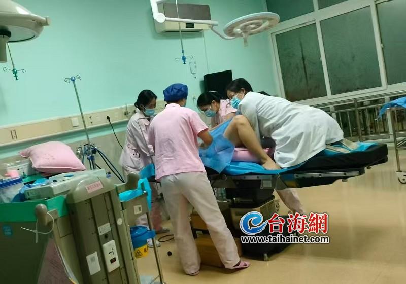 40分钟！医生跪姿托举新生命