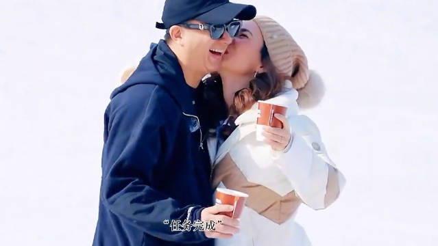 一家四口太甜啦 ～恭喜@卢靖姗CelinaJade @韩庚 ，真夫妻就是好磕！