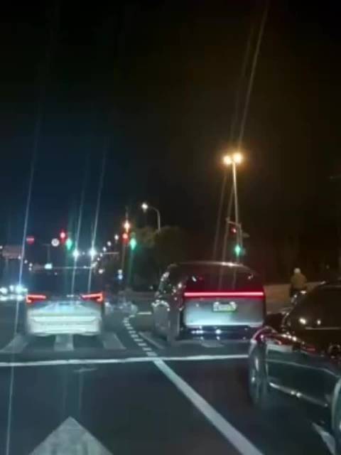 上海理想Mega深夜起火被烧毁，官方回应乘客安全撤离