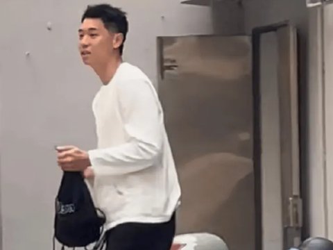 融入真快！崔永熙已买电瓶车，成广东首位主动戴头盔的球员！