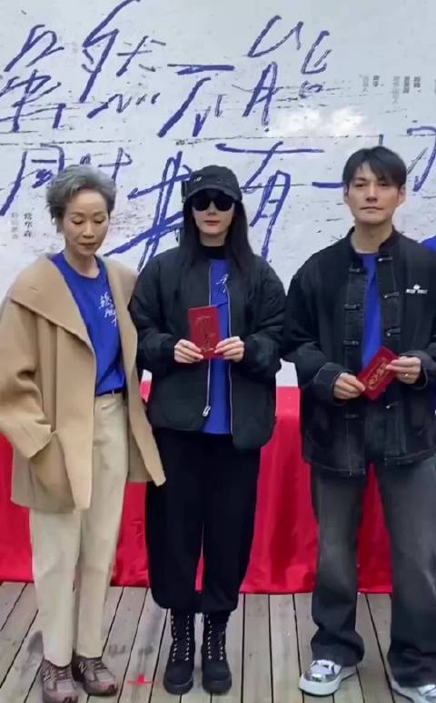 迪丽热巴新剧开机分饰两角，与叶童严屹宽同框