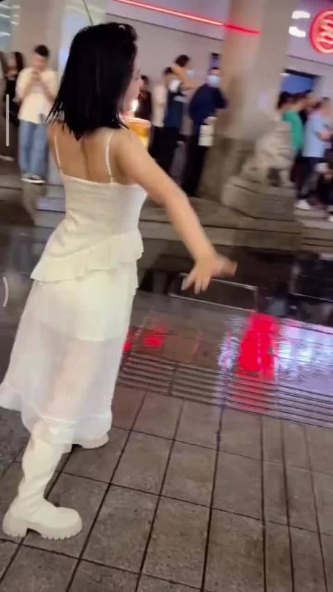 刘若英东门老街即兴尬舞，雨中随性舞动引围观