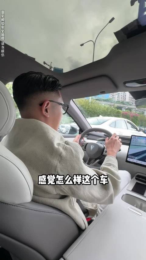 外国博主实测深蓝L06智驾超越特斯拉FSD