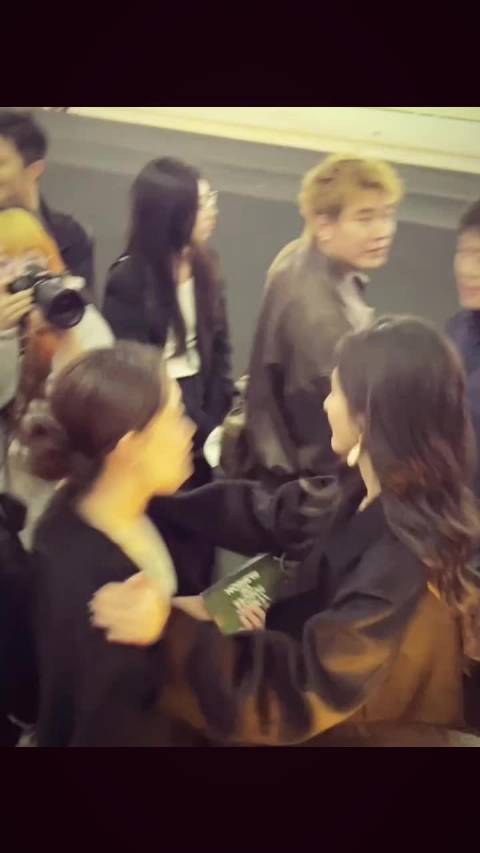 Vogue后台的温馨互动，三人状态绝佳，亲密动作尽显熟稔与好感