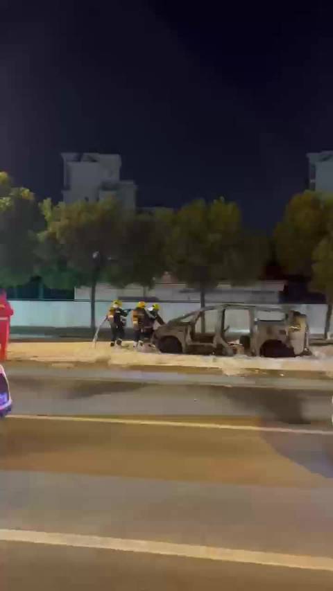 行驶中电车突然起火，底盘磕碰或为原因