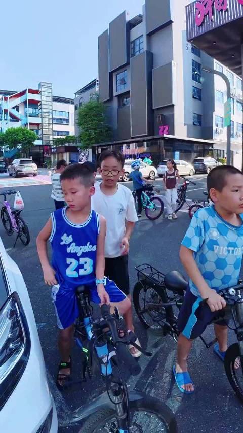 日常vlog：迈巴赫停楼下被小孩刮了