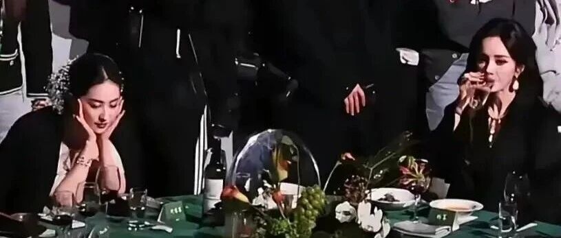 杨幂刘亦菲后台画面曝光，同桌零互动气氛尴尬，深扒两人闹僵原因