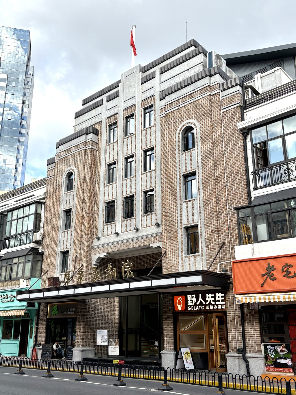 位于四川北路1552号的群众影剧院已有94年的历史。