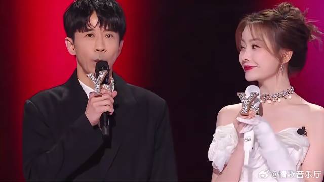 不老男神光良，和小30岁女歌手出场，颜值依旧抗打！