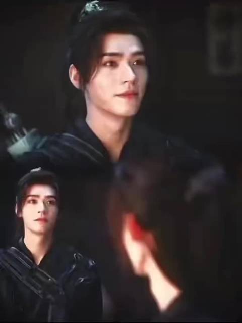 两人并肩看烟花江湖年味浓