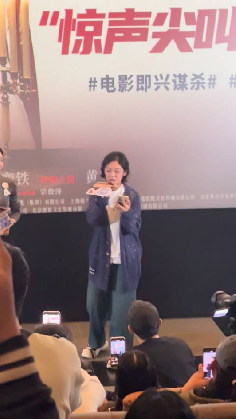 希林娜依高首映礼即兴清唱片尾曲震撼全场