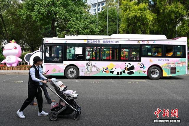 图为“国宝迎全运”熊猫主题公交车的特色涂装。中新社记者 陈骥旻 摄