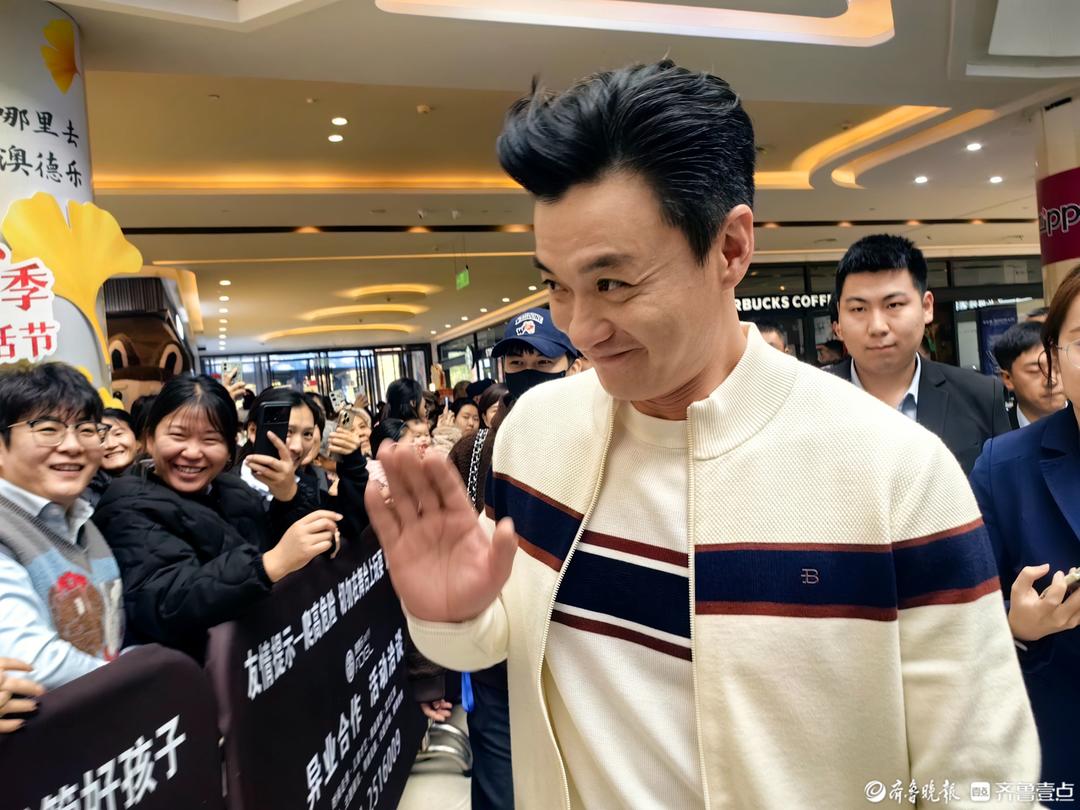 周一围现身澳德乐 与博斯绅威共赴网球时尚之约