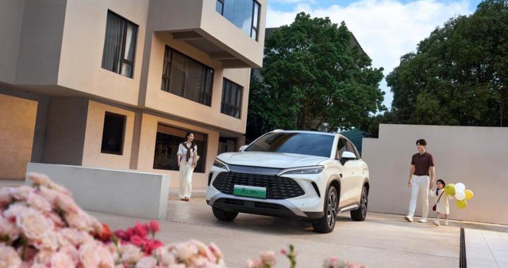 200km纯电+3.2L油耗！比亚迪宋双车上市，9.98万颠覆混动SUV市场