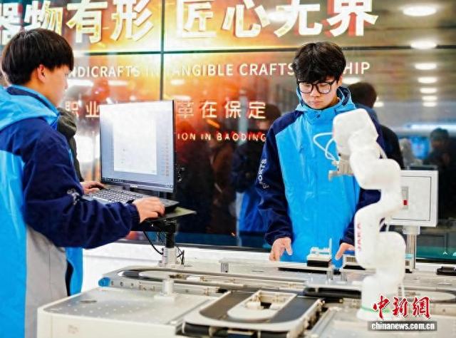 10月24日,保定市理工中等专业学校的学生正在演示智能制造汽车生产线设备。李瑞 摄