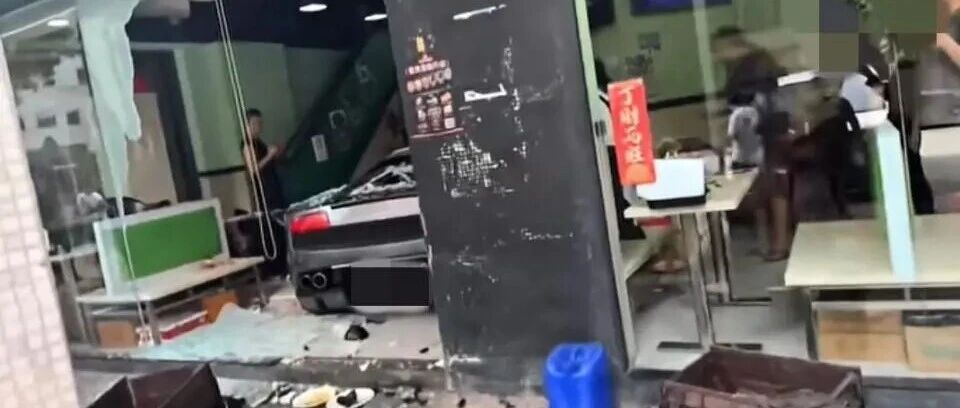 “澳门一辆兰博基尼冲进茶餐厅”，当地消防局：已接警处理